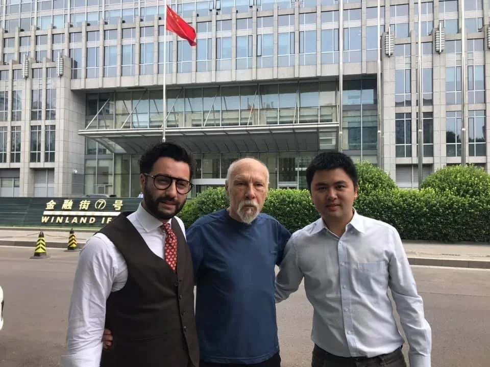 Christopher Fernandes. Avec l'artiste Patrice Moullet et Simon Wang, directeur du département artistique de Winland, Chine