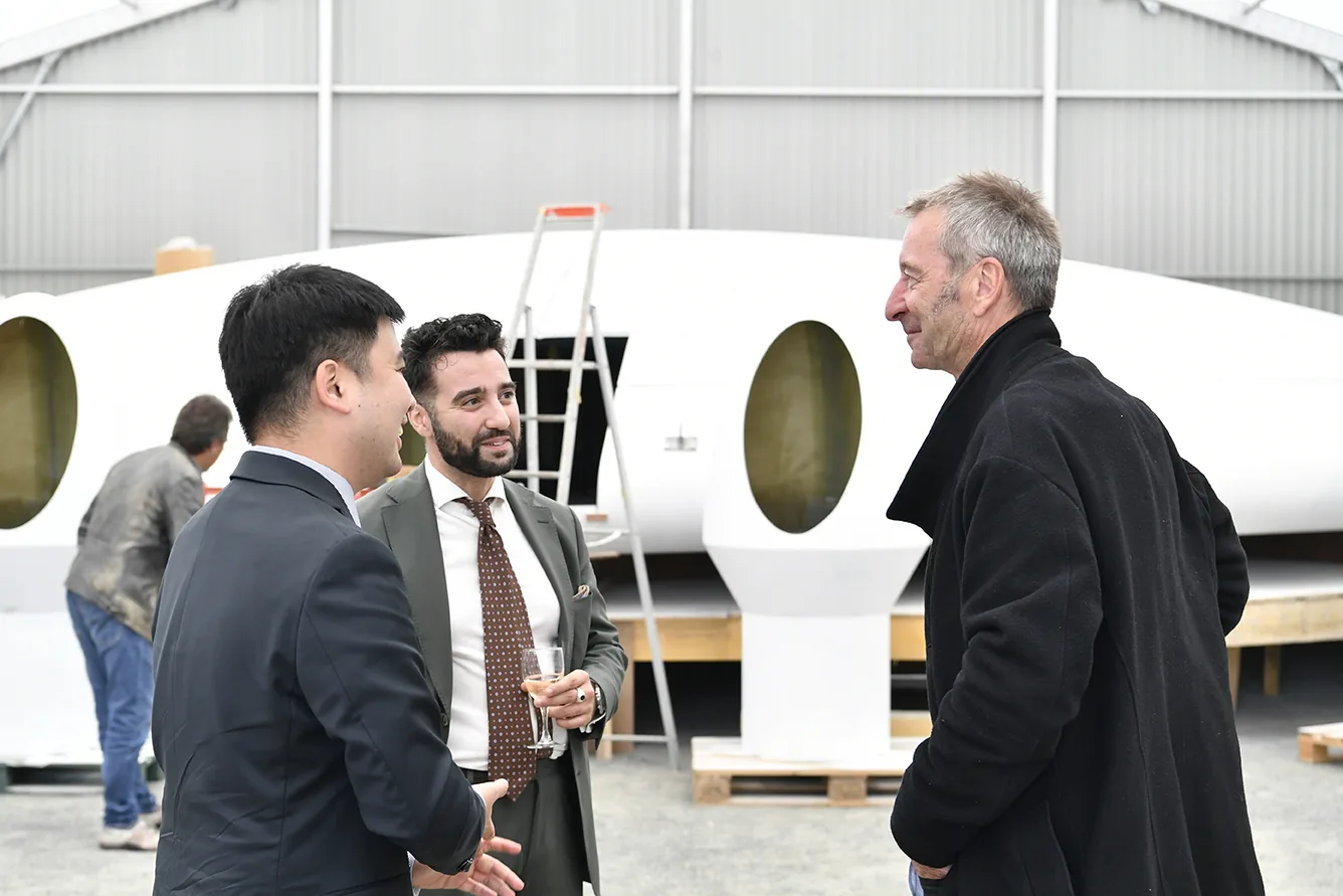 Christopher Fernandes. Présentation de la coque composite de l'OMNI avant son départ pour la Chine, avec François Delarozière (La Machine, Les Machines de l'île) et Simon Wang, Chantier naval, France, 17 octobre 2022