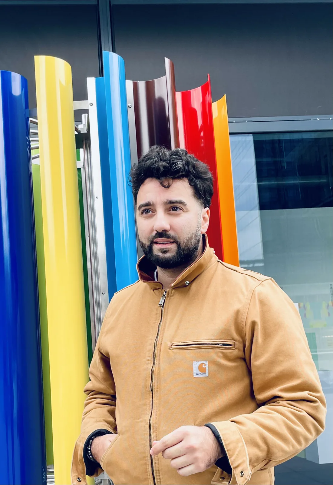 Christopher Fernandes. Devant l'une des quatre éoliennes de 3,7 m de l'OMNI, Chantier OMNI, novembre 2024