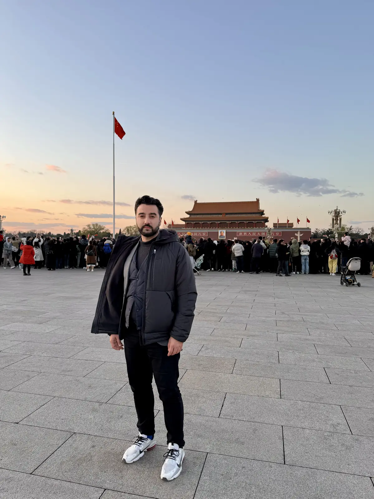Christopher Fernandes. Visite à Beijing chez Winland et place Tian'anmen, Pékin, Chine, 18 mars 2025