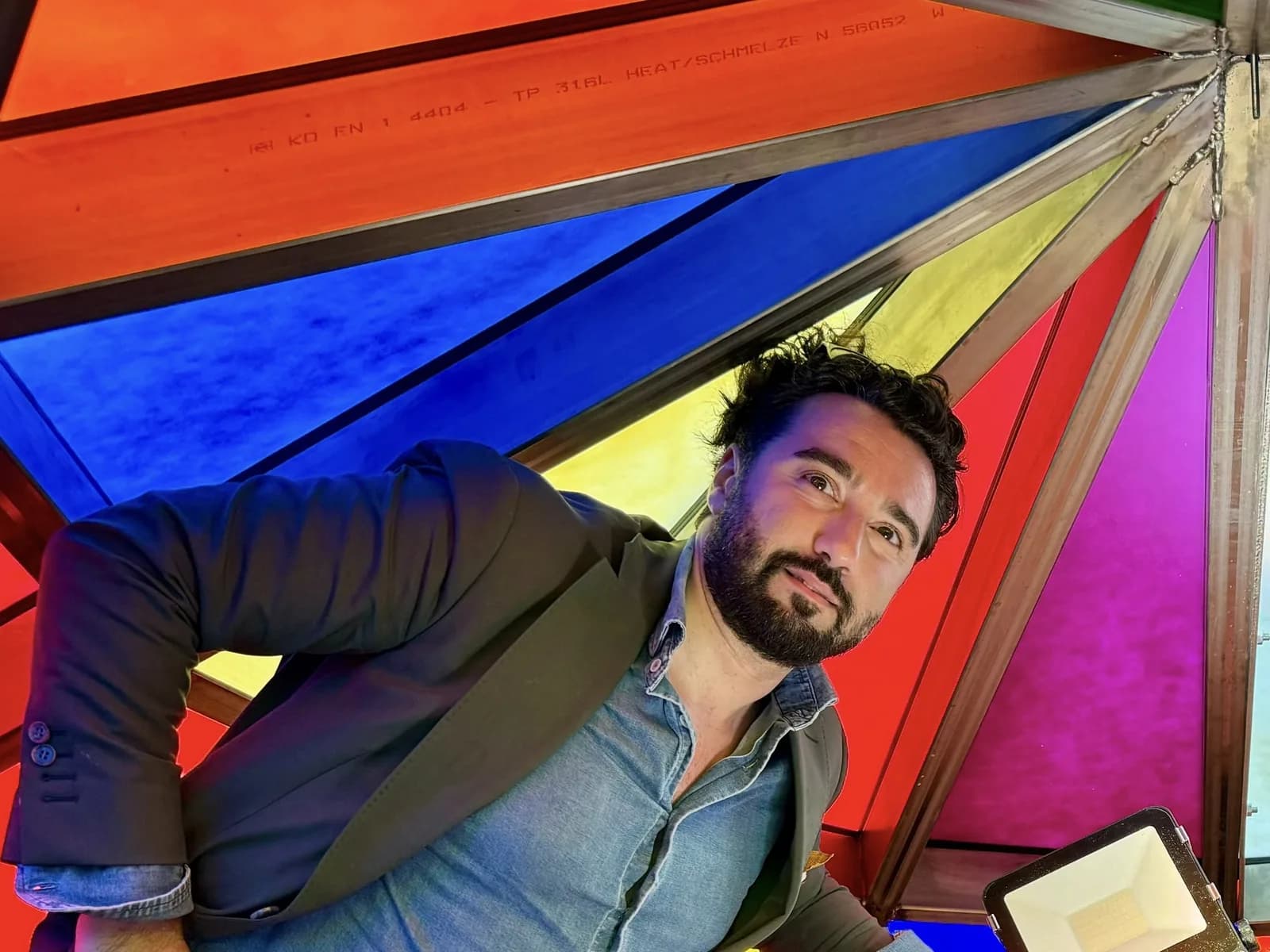 Christopher Fernandes. Sous les verres peints de la pyramide satellite de l'OMNI, Hangzhou, Chine